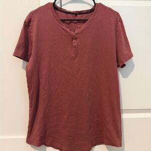 Alphalete Short-Sleeve Henley Tee in Dusty Maroon